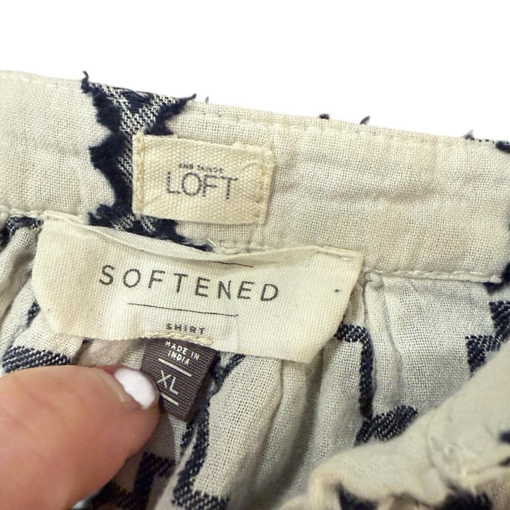 LOFT Womens softened shirt, white blouse with textured navy geo pattern, XL - Picture 3 of 5